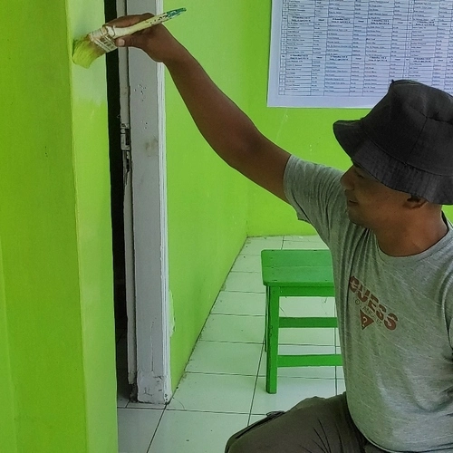 mengecat dinding